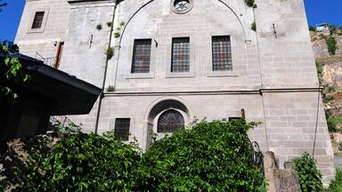 Un edificio histórico con un minarete destacado, ventanas en arco y una cúpula.