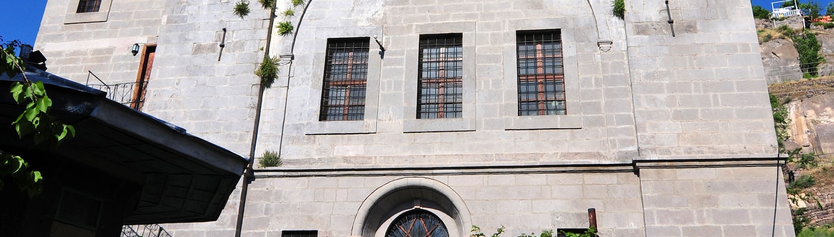 Un edificio histórico con un minarete destacado, ventanas en arco y una cúpula.