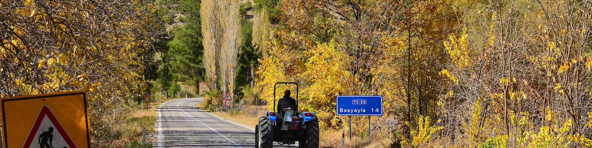 Traktör ve köy yolu