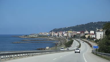 On the Black Sea coastal high way driving through Turkey on our way to Georgia. Lovely view from the car but unfortunately the beaches not that many and quite hard to find. We finally managed to park the car to go for a swim in the sea - it was lovely. #theadventurerally #projectmongolia #hampuselinochhajen #arvika #sweden #turkey #july2014