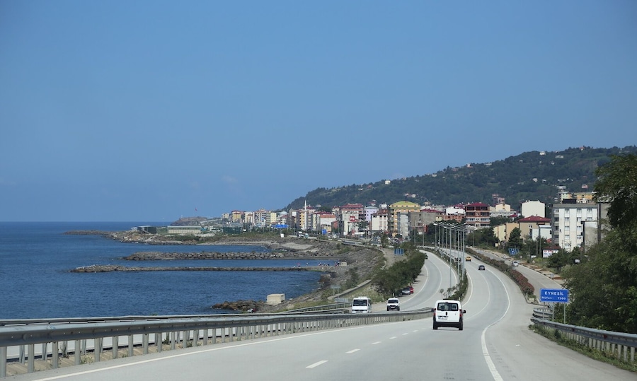 On the Black Sea coastal high way driving through Turkey on our way to Georgia.  Lovely view from the car but unfortunately the beaches not that many and quite hard to find. We finally managed to park the car to go for a swim in the sea - it was lovely. #theadventurerally #projectmongolia #hampuselinochhajen #arvika #sweden #turkey #july2014