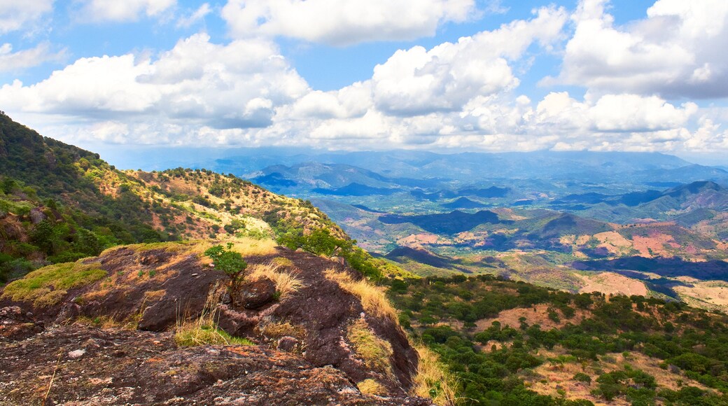 paisaje rural deforestado visto desde lo alto de una montaña en un día soleado con nubes en el cielo sierra en el fondo