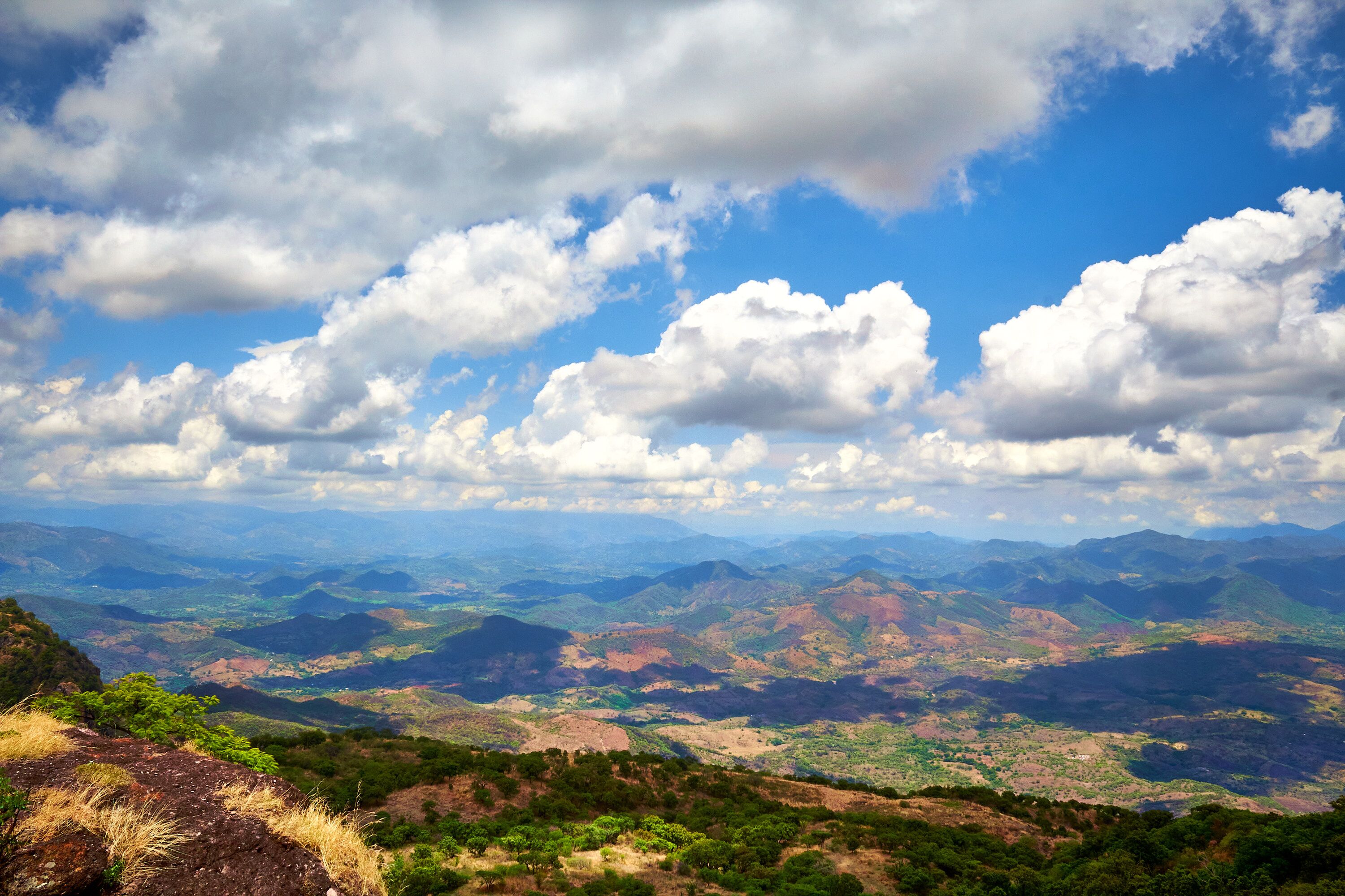 paisaje rural deforestado con montañas desérticas en el fondo con un cielo con nubes en un día soleado vista aérea de la sierra 