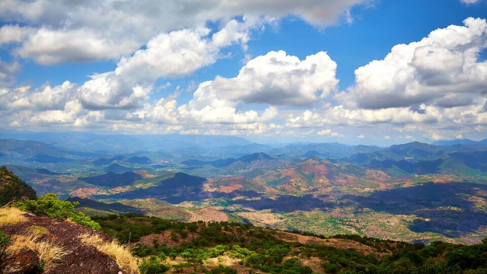 paisaje rural deforestado con montañas desérticas en el fondo con un cielo con nubes en un día soleado vista aérea de la sierra