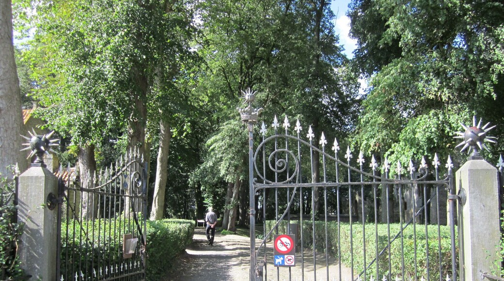 Toegangspoort Kasteelpark Beauvoorde, Wulveringemstraat 10 in Wulveringem