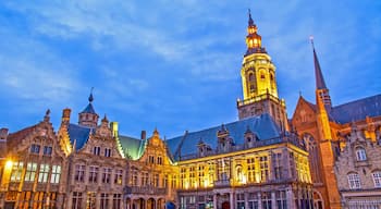 Een historisch gebouw met een opvallende toren en ingewikkelde architectuur.