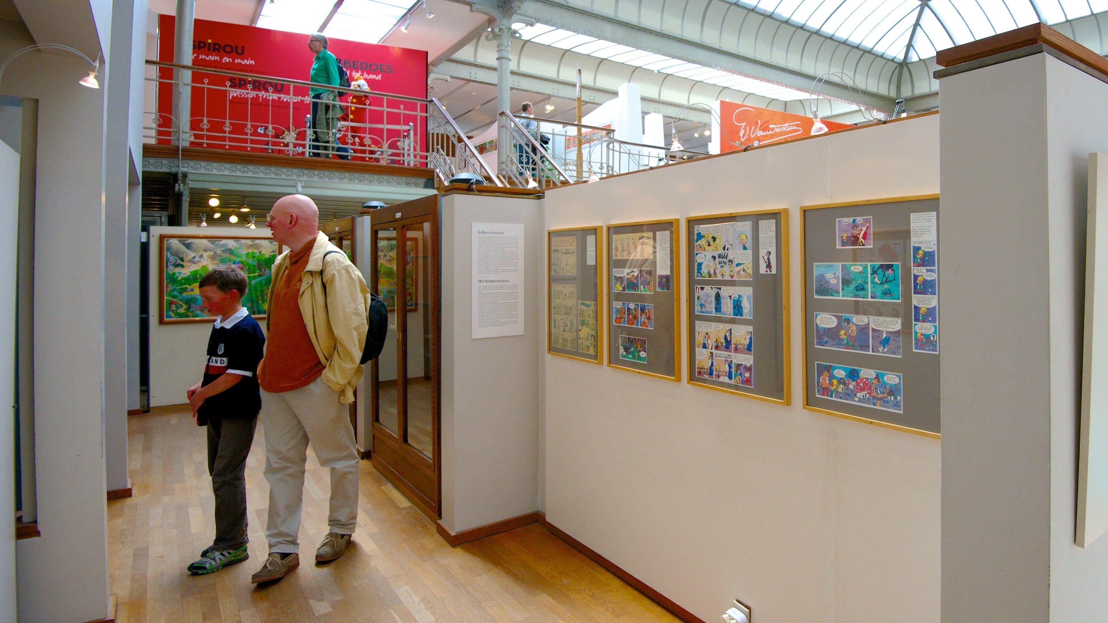 Quartier Marais-Jacqmain - Wijk Marais-Jacqmain which includes interior views as well as a family