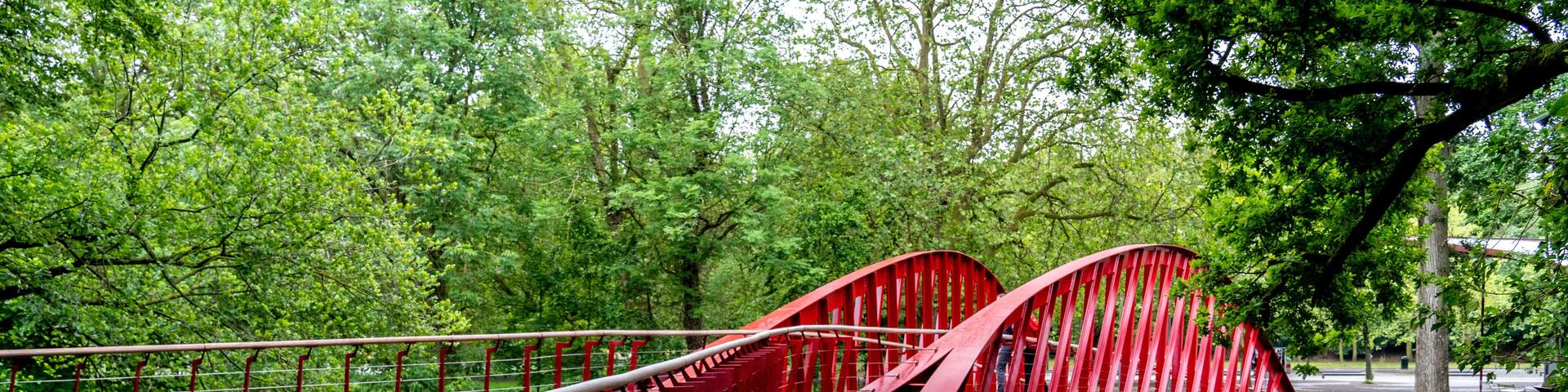 die rote Bargebrücke mit ihren geschwungenen Linien führt als Fußgängerbrücke zur Altstadt von Brügge, Belgien