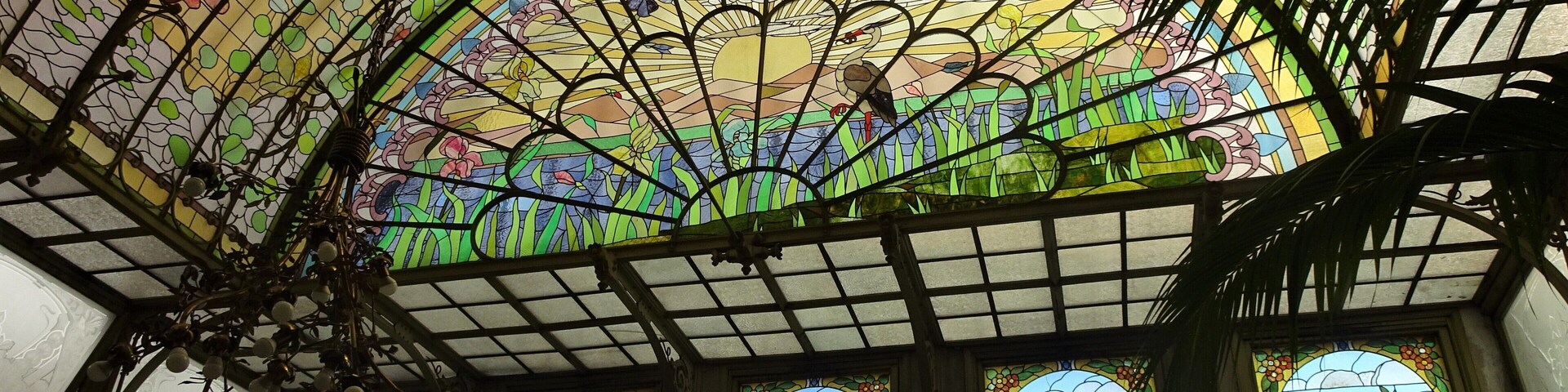 A (hidden) Art Nouveau gem.
In 1841 the Ursuline nuns started a school for young girls (from rich families) in Onze-Lieve-Vrouw-Waver. Pretty soon after its establishment, the Ursuline Institute gained international fame. Around the turn of the century almost a quarter of the students in this renowned boarding school were of foreign origin.
In 1900 the institute built a beautiful winter garden in Art Nouveau. The architect is (still) unknown. The winter garden served as a reception room for the visitors of the hundreds of girls living in the boarding school. https://visit.mechelen.be/en/wintertuin
Art Nouveau (or Jugendstil) is an art movement that was popular in various places in Europe between 1890 and 1914, mainly as a reaction to form-blurring impressionism. The movement experienced a short but intense flowering period, which mainly expanded during the Belle Epoque. #Architecture #LocalSecrets #Trovember #History