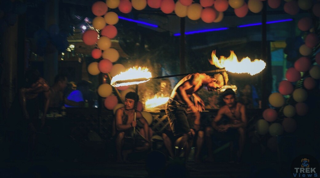 “Look mom, no hands!" A true pro! #sonyalpha #sonya7riii #travel #travelphotography #asia #southeastasia #thailand #rayong #kohsamet #kohsamed #island #firedancer #firedance #firedancing #fireshow #nightphotography #igthailand #travelthailand #amazingthailand #amzthld #thailandinsider #lonelyplanet #lpfanphoto #wanderlust