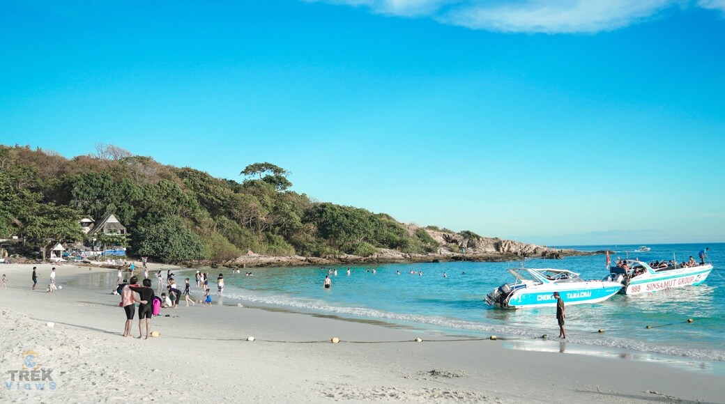 Island Views: Blue skies and white sand, bring on the new year. #sonycamera #sonya7riii #travel #travelphotography #asia #southeastasia #thailand #rayong #kohsamet #kohsamed #island #beach #whitesand #bluesky #bluewater #speedboat #amzthld #thailandinsider #lonelyplanet #lpfanphoto #wanderlust