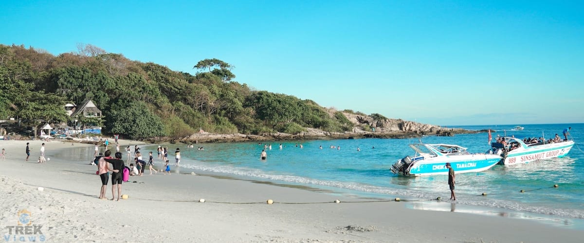 Island Views: Blue skies and white sand, bring on the new year. #sonycamera #sonya7riii #travel #travelphotography #asia #southeastasia #thailand #rayong #kohsamet #kohsamed #island #beach #whitesand #bluesky #bluewater #speedboat #amzthld #thailandinsider #lonelyplanet #lpfanphoto #wanderlust