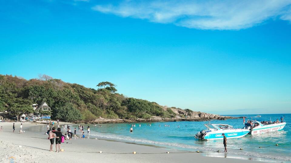 Island Views: Blue skies and white sand, bring on the new year. #sonycamera #sonya7riii #travel #travelphotography #asia #southeastasia #thailand #rayong #kohsamet #kohsamed #island #beach #whitesand #bluesky #bluewater #speedboat #amzthld #thailandinsider #lonelyplanet #lpfanphoto #wanderlust