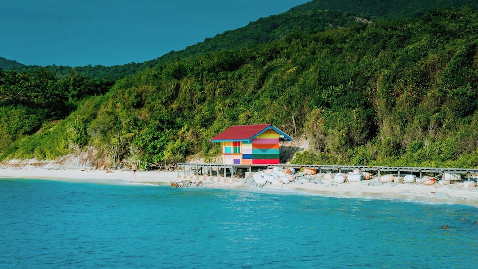 Colorful beach hut in Koh Lan, Thailand #BeachBound