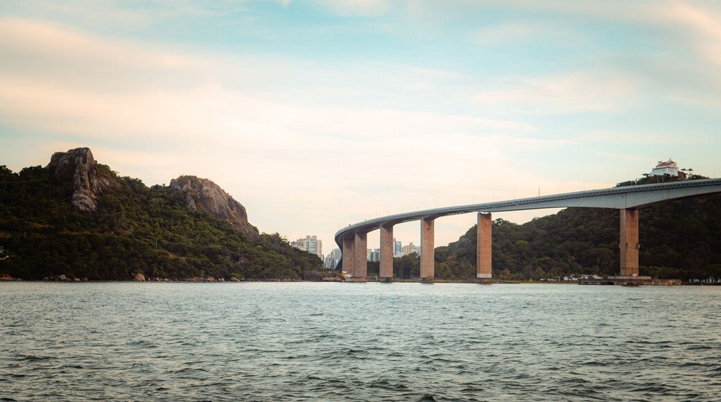 Terceira ponte no meio do convento da penha e do morro do moreno, com o mar e céu azul, vista desde vitória