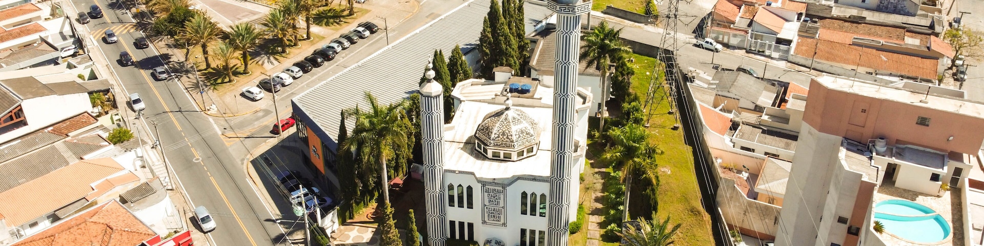 Visão aérea de uma mesquita na cidade de Mogi das Cruzes, SP, Brasil