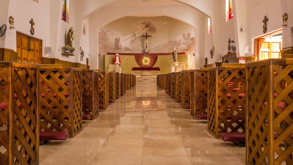 Templo parroquia iglesia al interior con bancas para las personas católicas cristianismo en la parroquia de San Pablo las fuentes en México