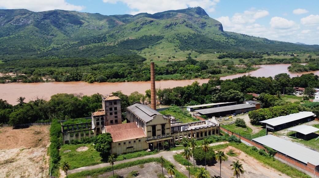 Governador Valadares, vista da Açucareira e do Pico do Ibituruna, fundo o Rio doce.
