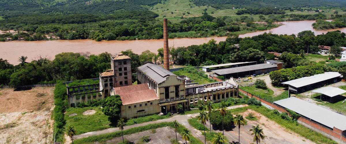 Governador Valadares, vista da Açucareira e do Pico do Ibituruna, fundo o Rio doce.