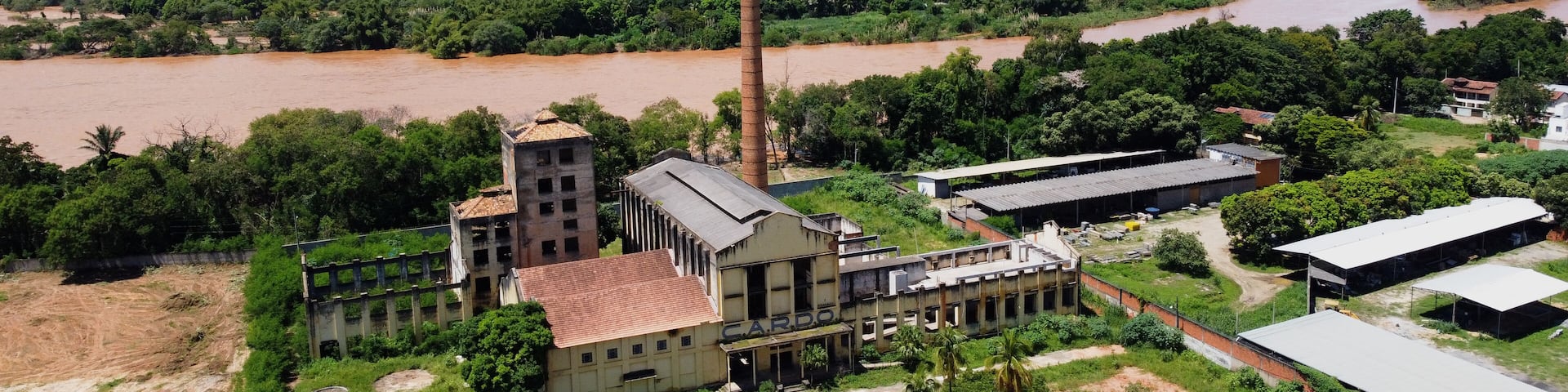 Governador Valadares, vista da Açucareira e do Pico do Ibituruna, fundo o Rio doce.