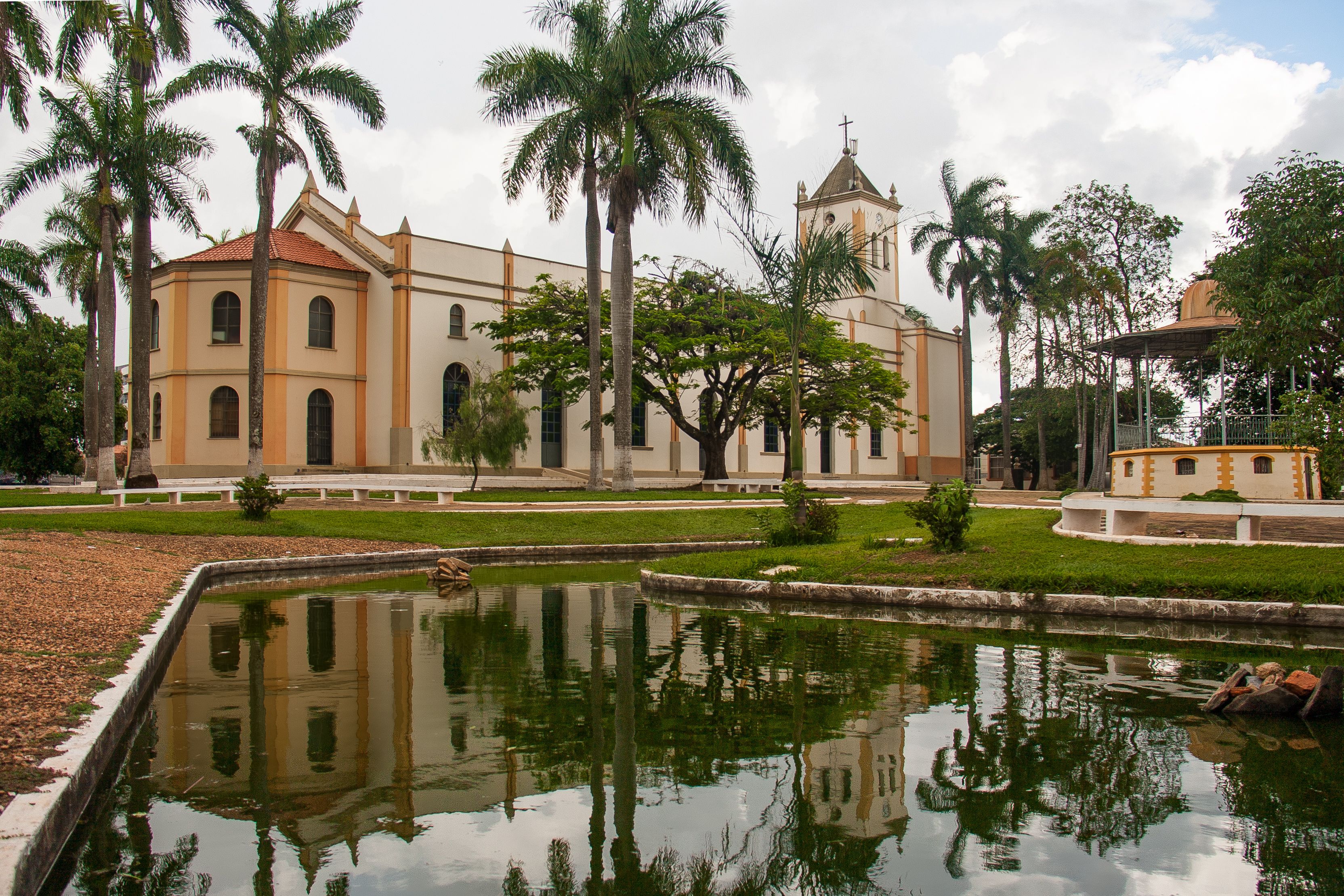 Igreja matriz da cidade de abaete com reflexo na agua