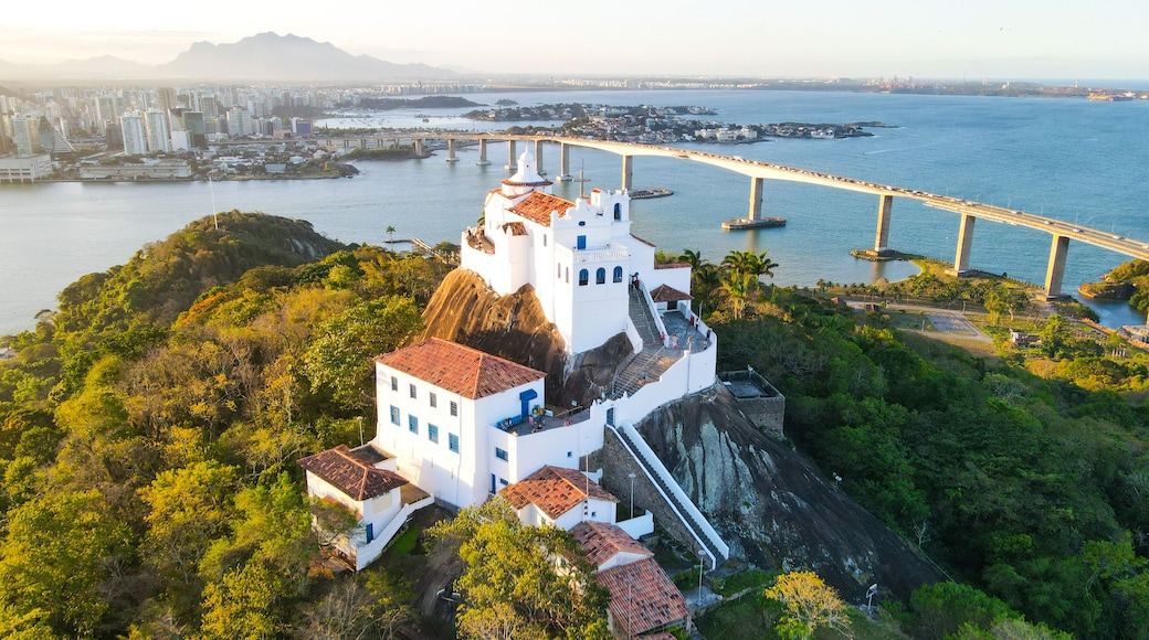 Convento da Penha, Vila Velha, ES: santuário católico localizado no alto do morro, com vista panorâmica e peregrinação religiosa desde 1558.