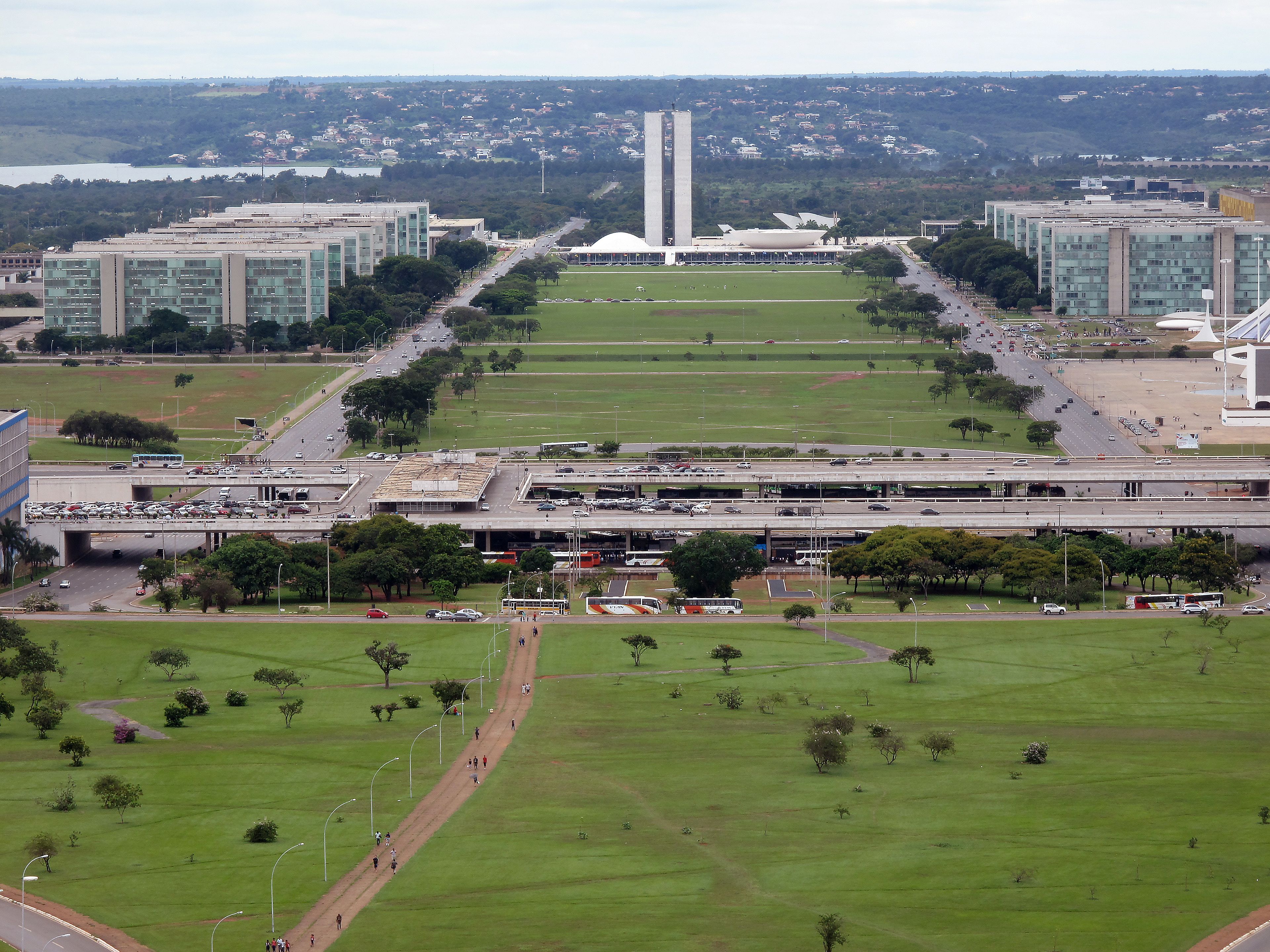 Esplanada dos Ministérios com o Congresso Nacional ao fundo