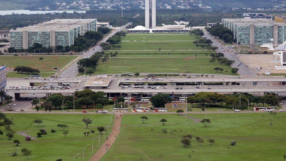 Esplanada dos Ministérios com o Congresso Nacional ao fundo