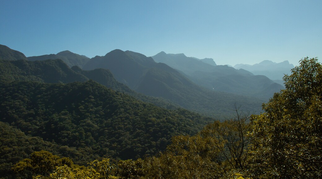 Visão aérea da serra curitibana com visão das montanhas e da flora no Paraná Brasil.