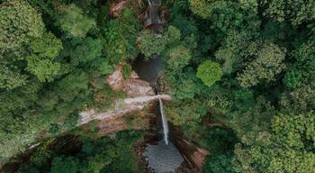 Der Wasserfalll Cachoeira do Cantão in Nova Veneza Santa Catarina. Wasserfall in den Subtropen. Drohne Brasil 11