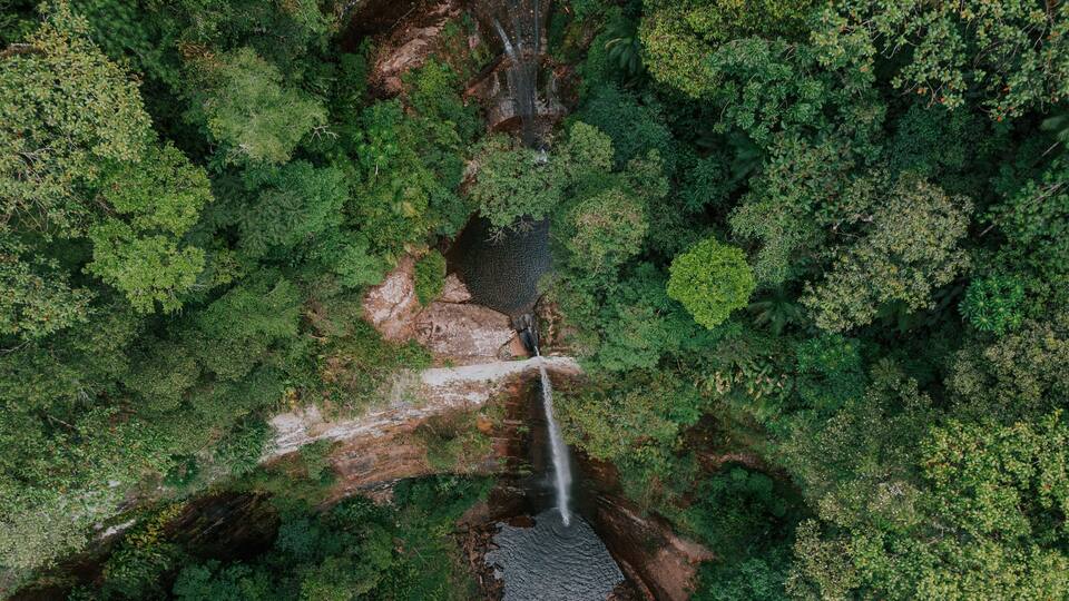 Der Wasserfalll Cachoeira do Cantão in Nova Veneza Santa Catarina. Wasserfall in den Subtropen. Drohne Brasil 11