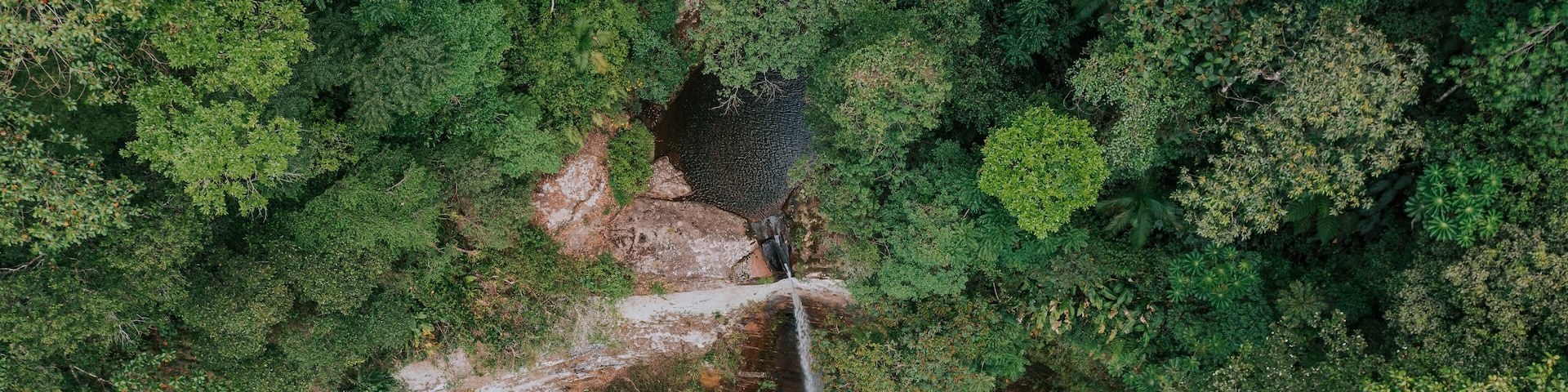 Der Wasserfalll Cachoeira do Cantão in Nova Veneza Santa Catarina. Wasserfall in den Subtropen. Drohne Brasil 11