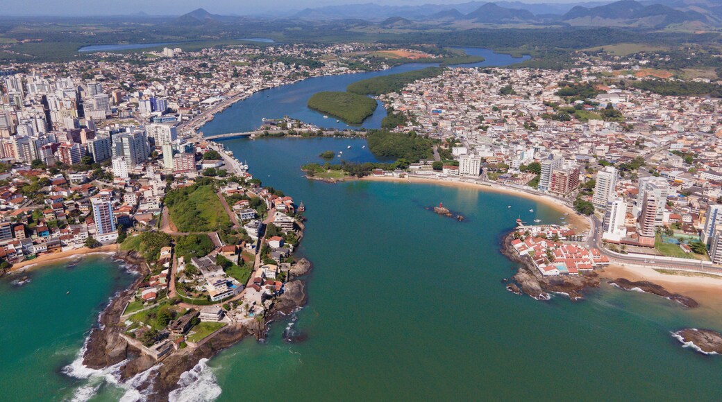 Imagem de drone em uma manhã ensolarada do Centro com a ponte e o bairro de Muquiçaba ao fundo em Guarapari no estado do Espírito Santo Brasil.