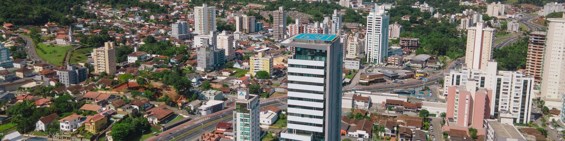 Vista aérea panoramica da cidade de Blumenau em Santa Catarina