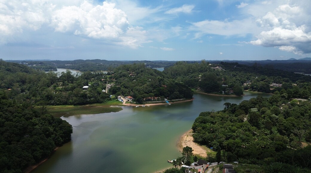 uma paisagem da represa Billings, em São Bernardo do Campo, em uma foto aérea obtida através de um sobrevoo com drone