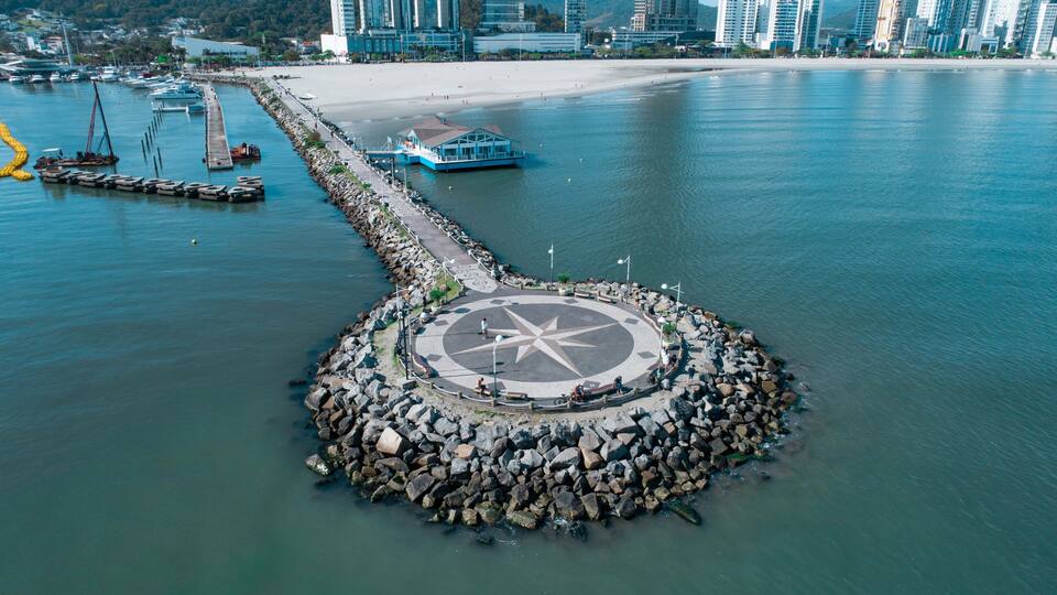 Molhe da Barra Sul em balneário Camboriú no estado de Santa Catarina Brasil