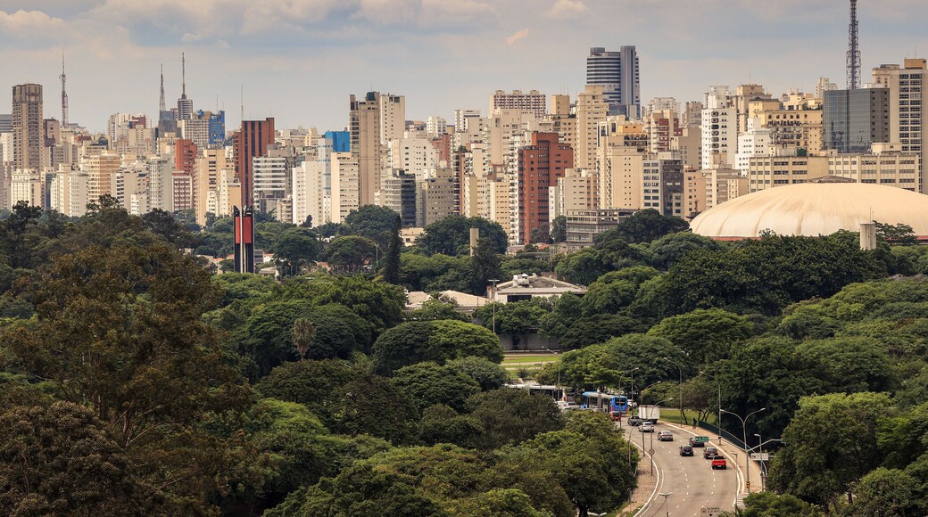 Skyline da cidade de São Paulo, com destaque para zona sul, prédios e céu com poucas nuvens.
