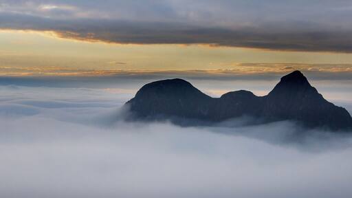 Montanha entre nuvens, Pico Paraná, sul do Brasil