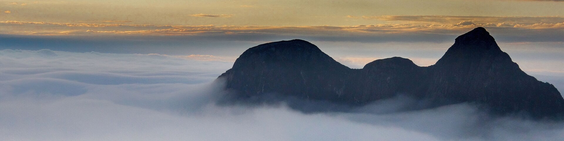 Montanha entre nuvens, Pico Paraná, sul do Brasil