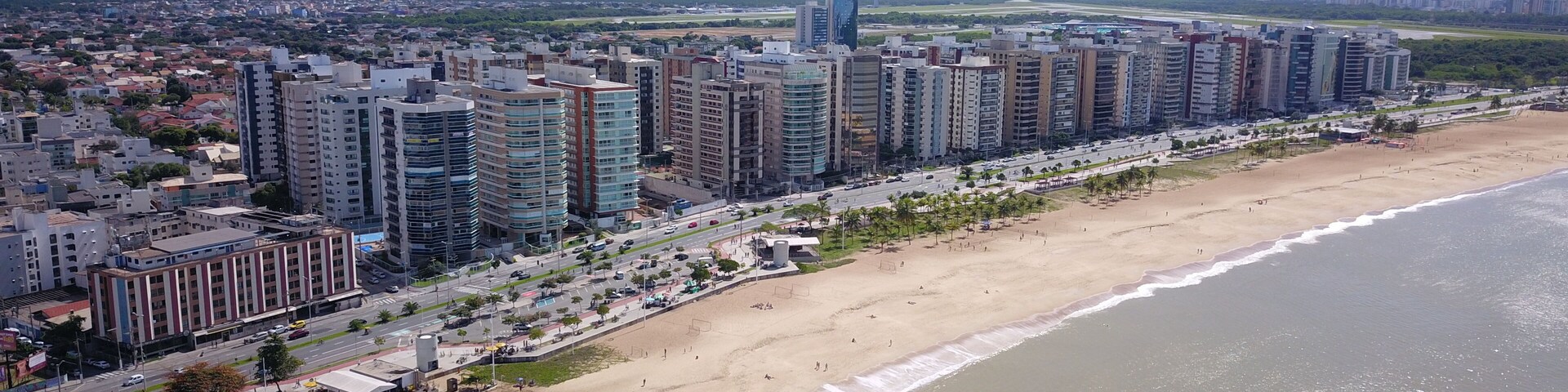 Prédios da Mata da Praia e Praia de Camburi. Vitória, Espírito Santo, Brasil.