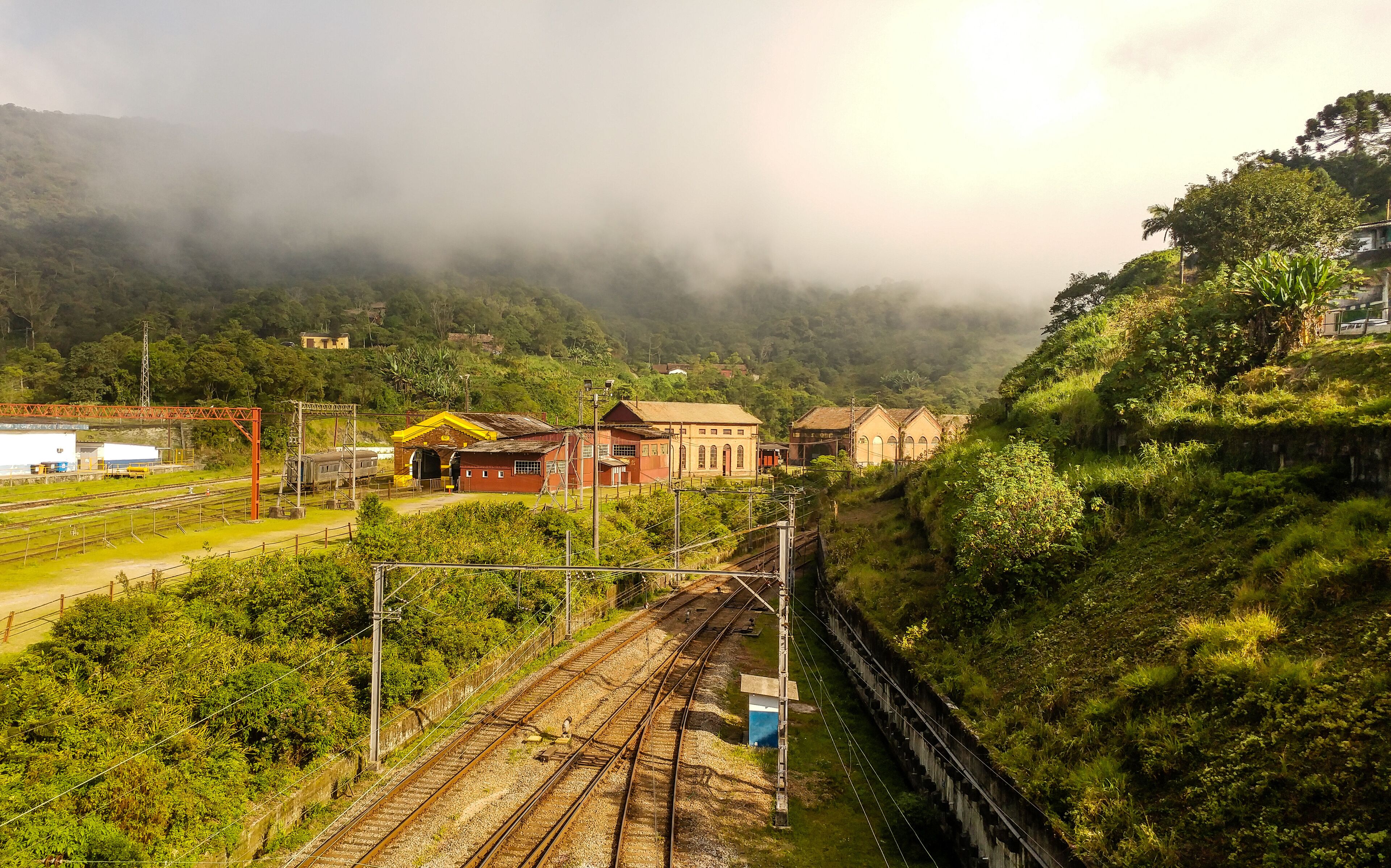 Fog coming in Paranapiacaba's village (view from the footbridge above the railway)
