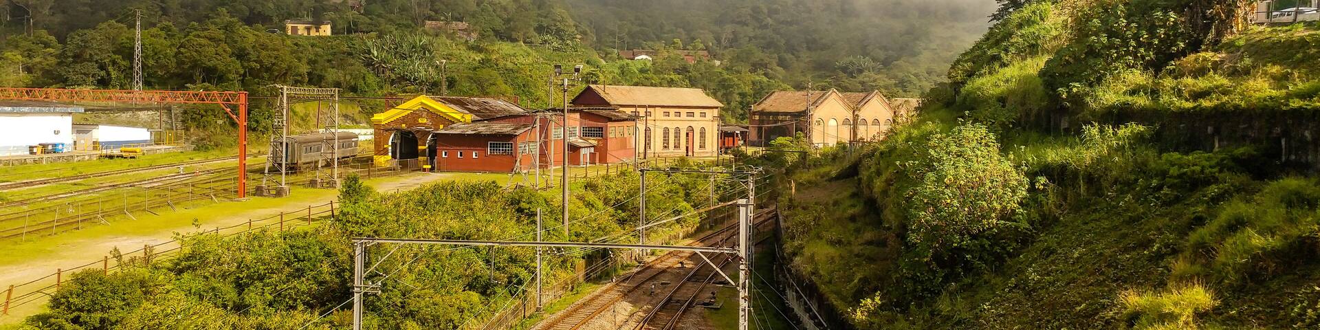 Fog coming in Paranapiacaba's village (view from the footbridge above the railway)