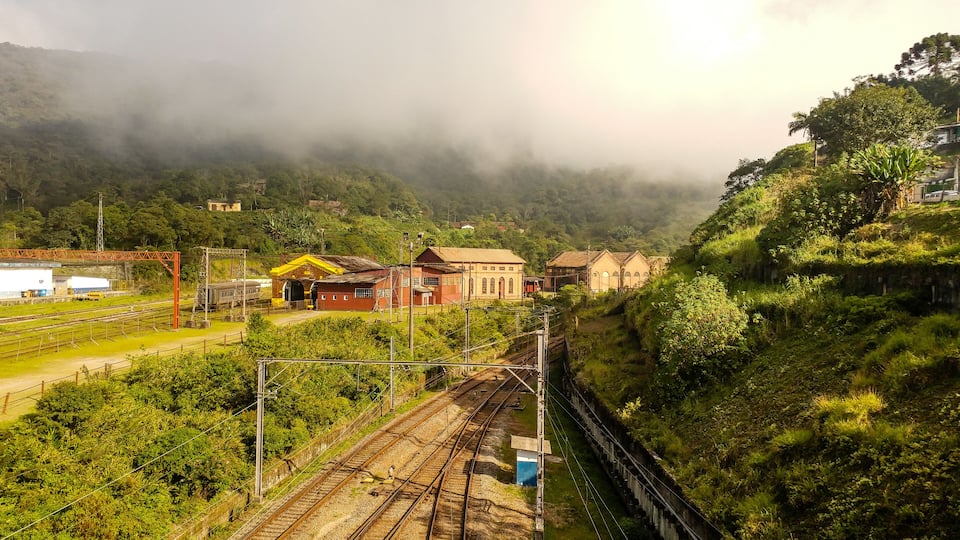 Fog coming in Paranapiacaba's village (view from the footbridge above the railway)
