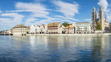 Grossmünster Zürich und Panorama Skyline am Fluss Limmat