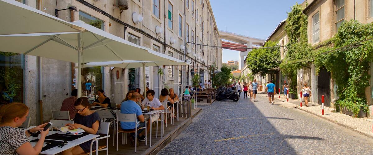 Lisboa Distrito mostrando escenas urbanas y comer al aire libre y también un pequeño grupo de personas