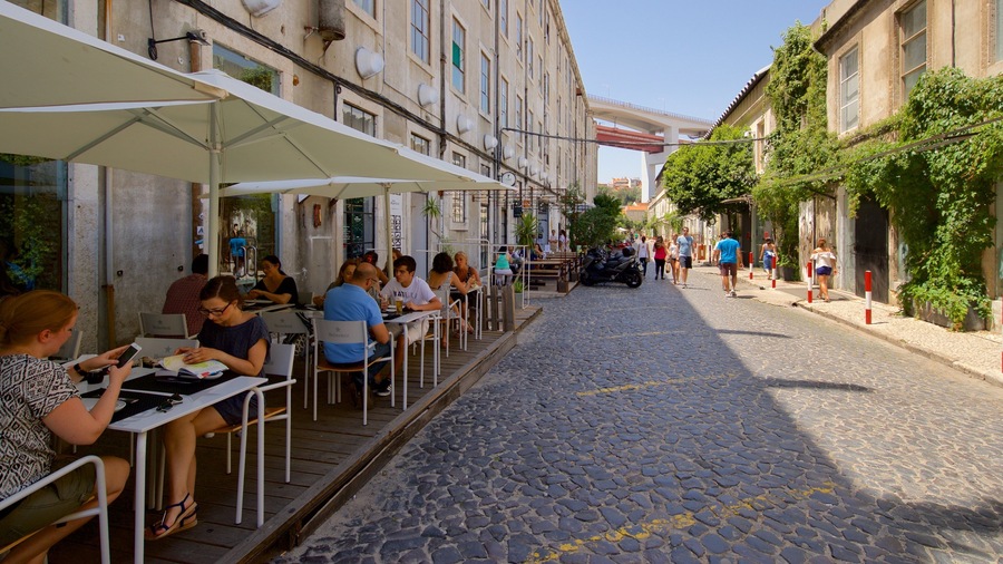 Lisbon District showing street scenes and outdoor eating as well as a small group of people
