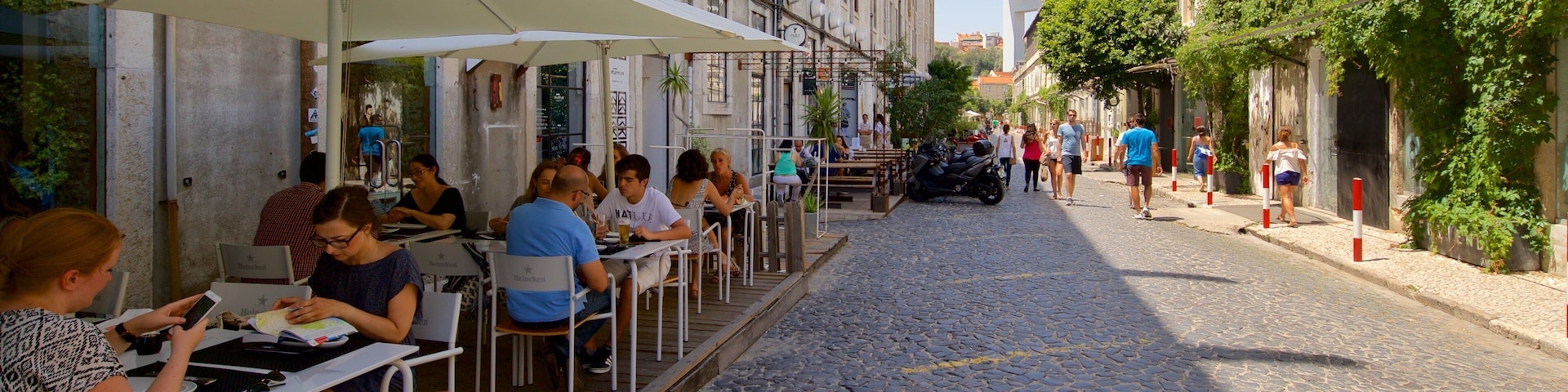 Distrito de Lisboa caracterizando jantar ao ar livre e cenas de rua assim como um pequeno grupo de pessoas