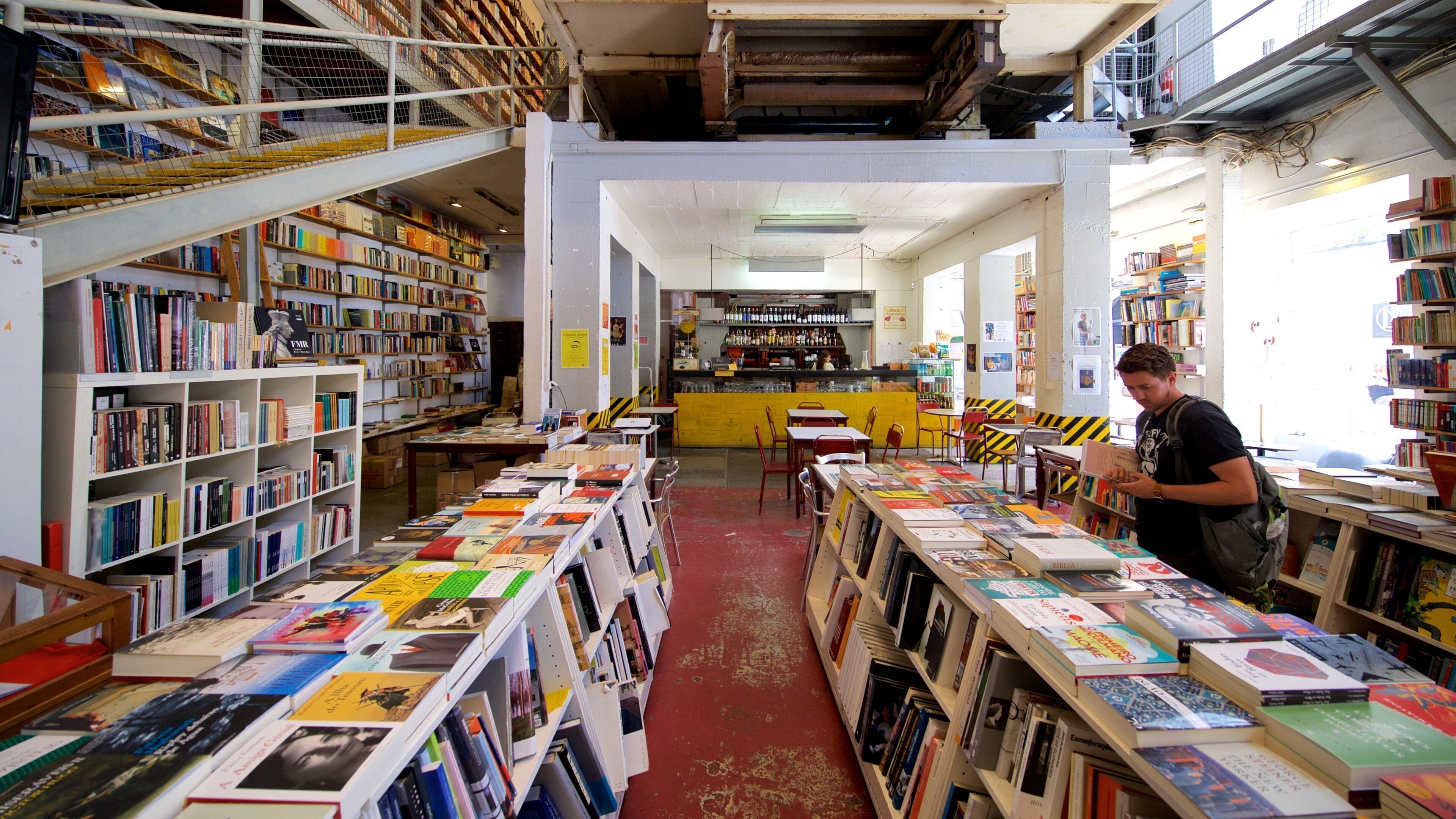 Lisboa Distrito ofreciendo compras y vistas interiores y también un hombre