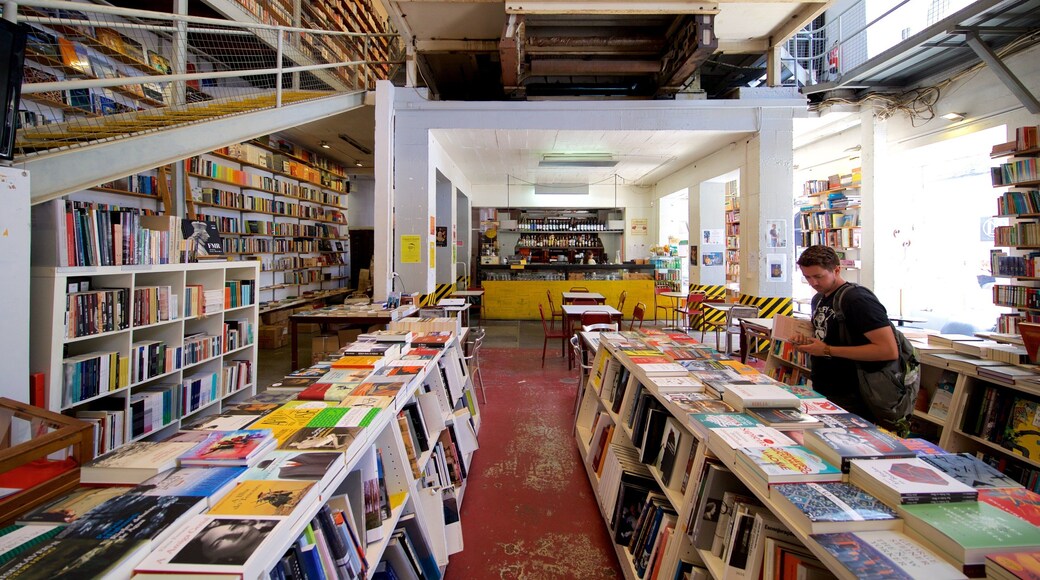 Lisboa Distrito ofreciendo compras y vistas interiores y también un hombre