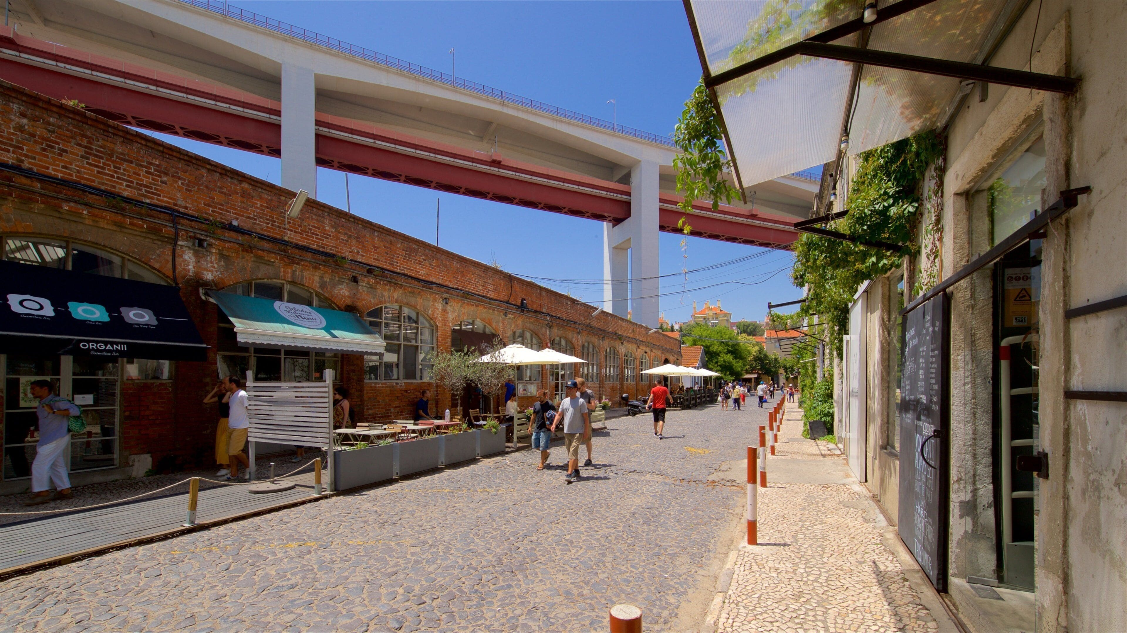 Lisbon District featuring street scenes as well as a small group of people